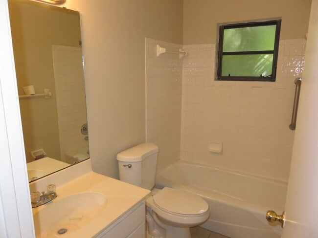 Photo - Open and bright 2/2 with garage