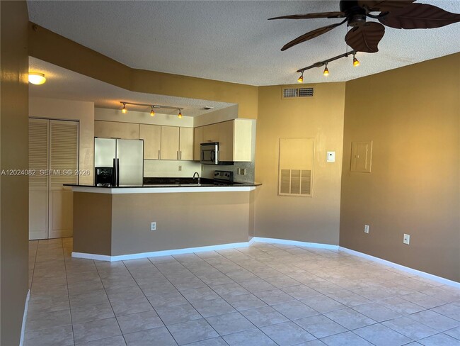 Photo - 2445 SW 18th Terrace Unidad 920