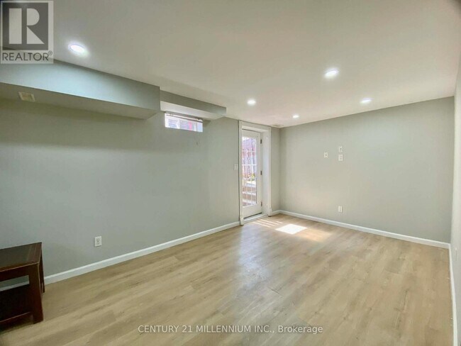 Photo - 248 Howard Crescent