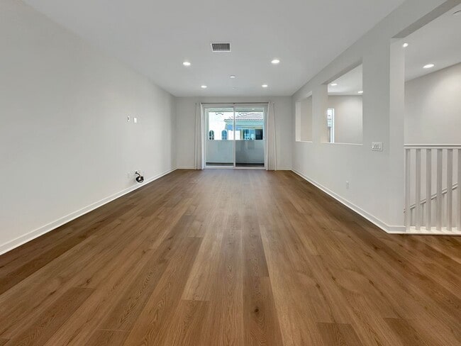 Photo - Luxury 4Bd/3.5Ba Smart Home in Gated Lake ...