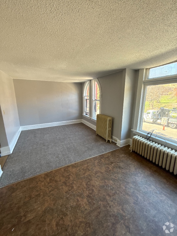 Building Photo - 116 E 3rd St Rental