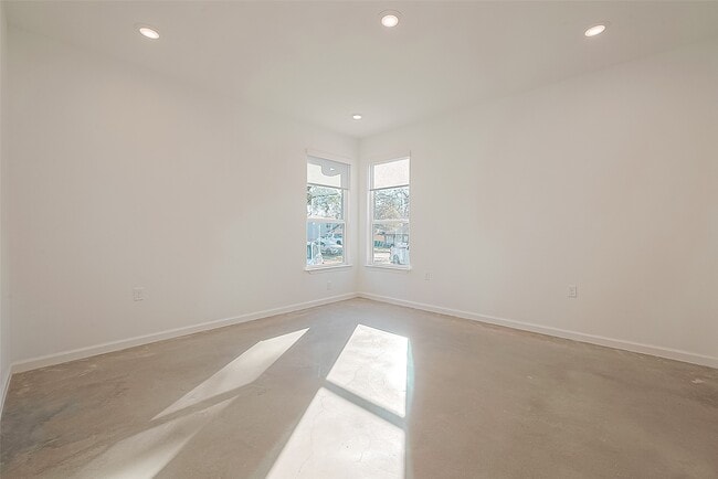 Building Photo - 1304 Holder St Rental