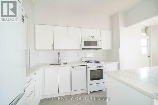 Photo - 490 Eglinton Ave E Unité 201