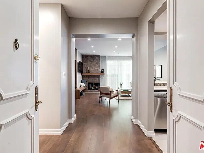 Photo - 930 N Doheny Dr