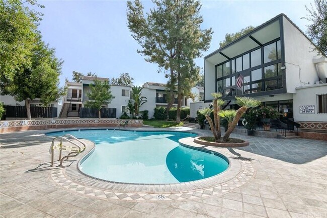 Photo - 18645 Hatteras St Unidad 212 Rental