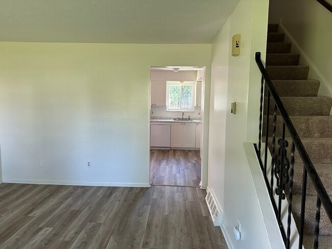 Photo - 670 Loomis Ave