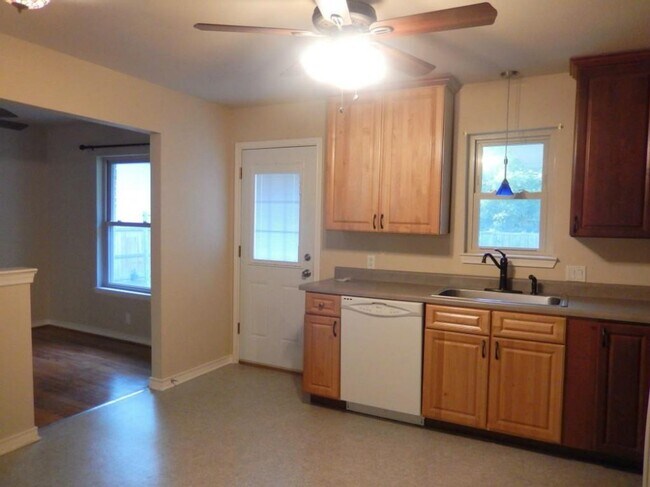 Photo - 3 Bedroom, 1.5 Baths in Casa View Heights