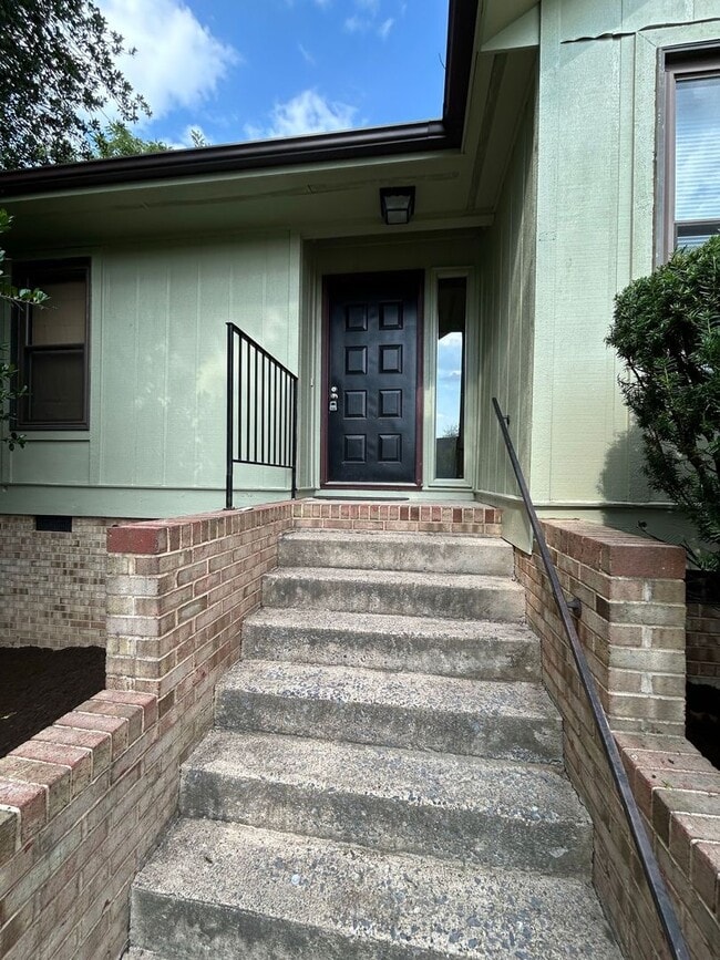 Photo - 706 Greenbriar Dr