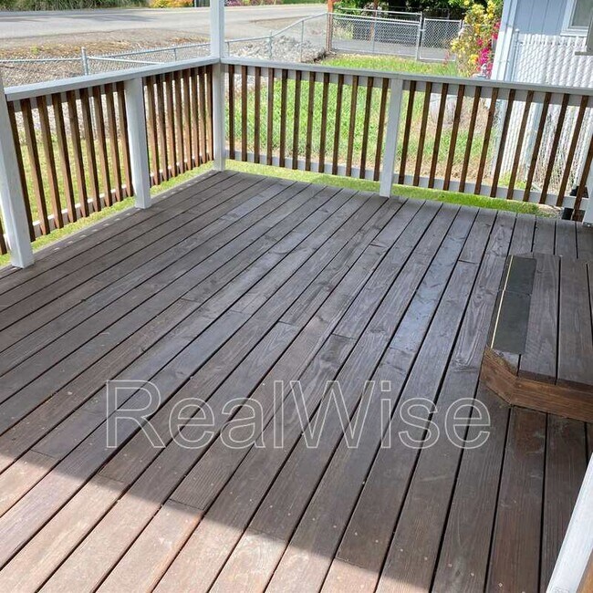 Photo - 2564 NE Douglas Ave