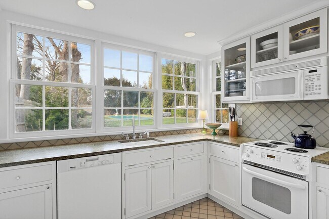 Photo - 393 Hill St