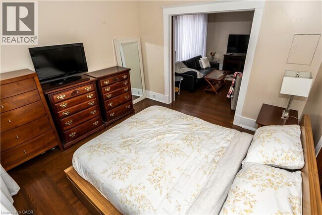 Photo - 408 Wellington St N