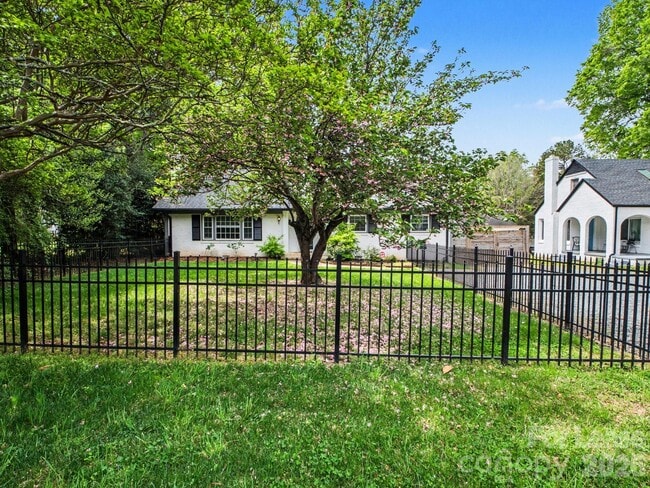 Photo - 782 Union St S