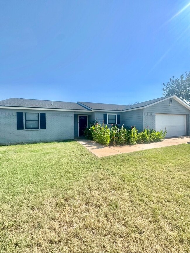 Building Photo - NOW AVAILABLE - Spacious 3-Bedroom Home Ne...