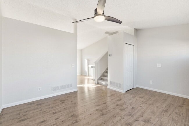 Photo - 926 Daffodil St