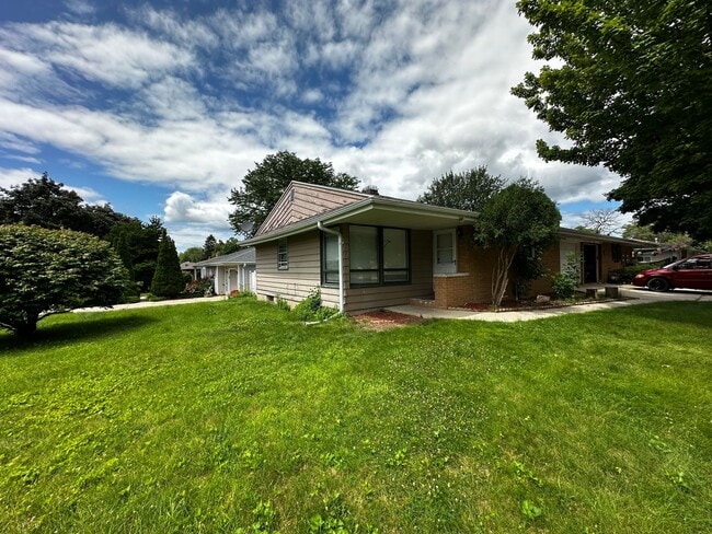 Photo - 490 St Bernard Dr
