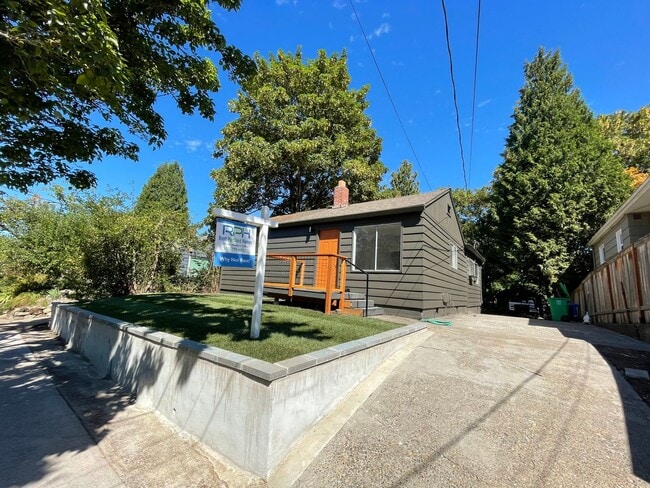 Photo - Charming Renovated Ranch 3 Bed + 2 Bath House! Washer & Dryer! Located in Portland's SE Brooklyn ...