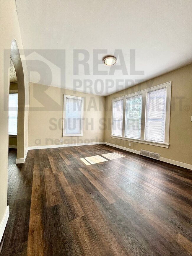1204 Manhattan St Unit 2 (lower)