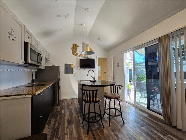 Photo - 330 SW 13th St