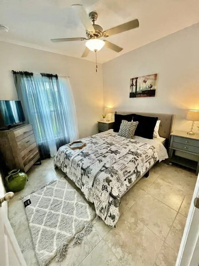 Photo - 858 Rue Labeau Cir