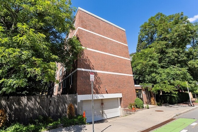 Building Photo - 1691 Cambridge St Unit 42