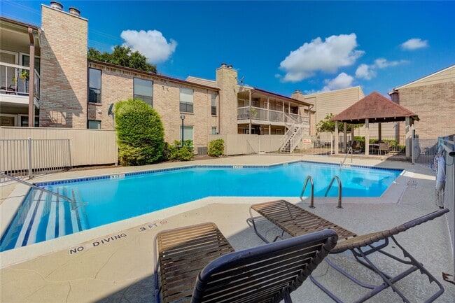 Building Photo - 2120 Wilcrest Dr Unit 226