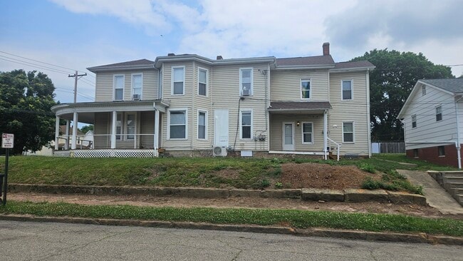 Building Photo - 238 S Maple St Unit 501 E Walnut St