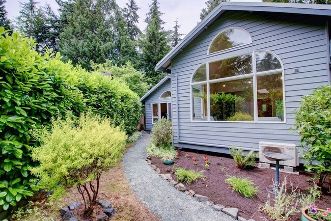 Building Photo - Lovely Clinton Home with Great Light and Pet Friendly!