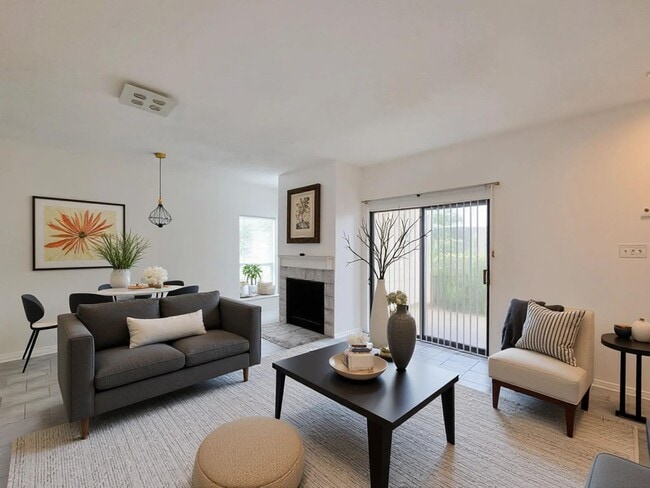 Building Photo - Spacious one of a kind 2 bedroom 2 bath condo in excellent condition. Entire condo has been paint...
