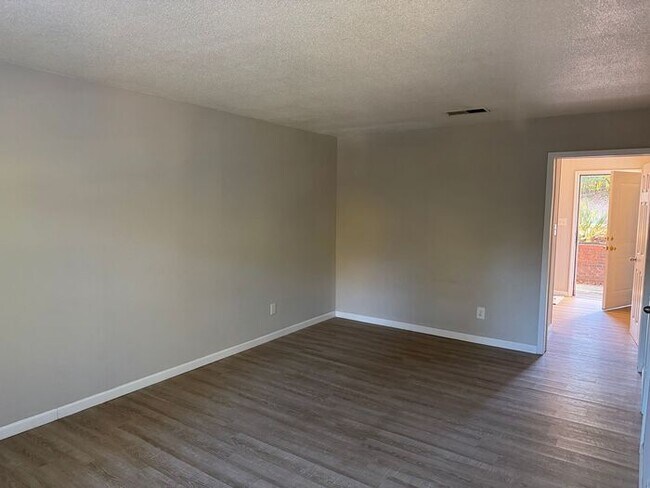 Photo - Townhouse style apartment- REMODELED!!