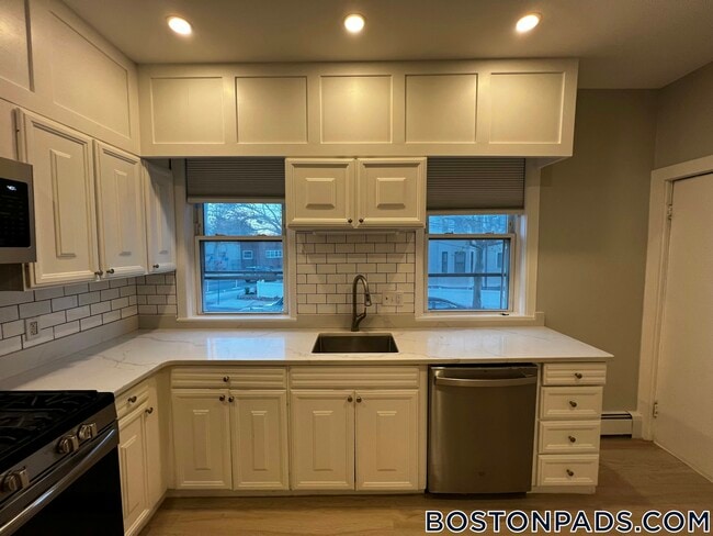 Building Photo - 158 Holland St