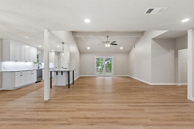 Building Photo - 900 Morgan Hill Dr