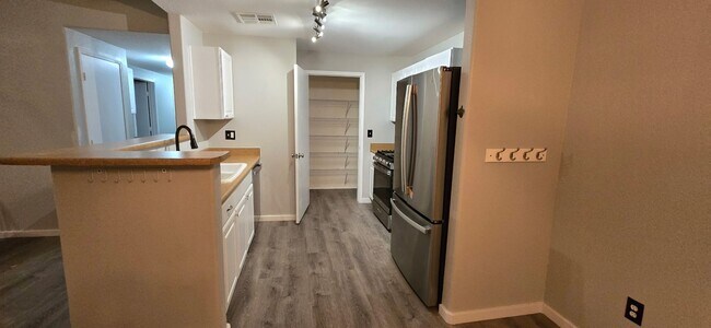3-bedroom, 2-bath Condo located in the vib... - 3-bedroom, 2-bath Condo located in the vib... Unit 1084