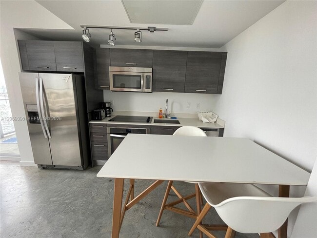 Building Photo - 151 SE 1st St Unit 3004