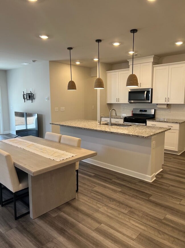 Photo - BEAUTIFUL 4 bedroom / 3 bath home located off Water Tower Road!