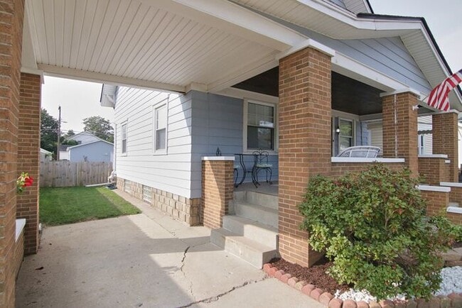 Photo - Great Location Steps From Main Street in S...