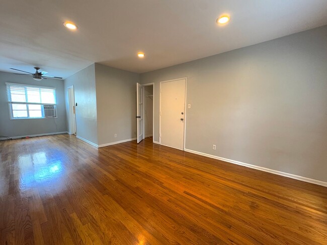 Building Photo - Classic 1-Bedroom in the heart of Hollywood near the 101 Unit 1909