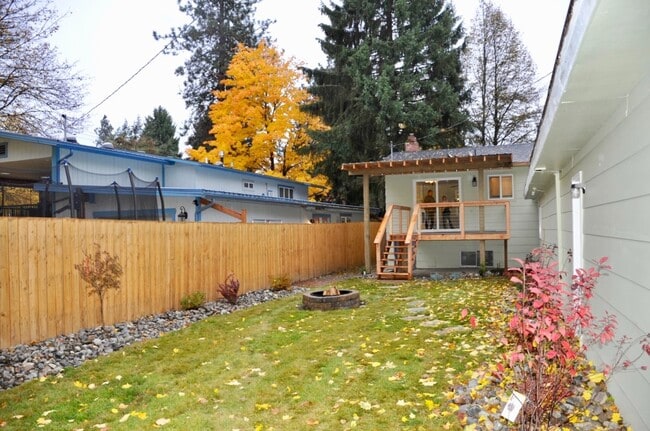 Photo - Sanders Beach: 5 bed 2 bath (split level) 4 car garage