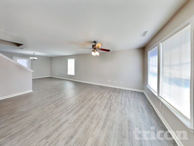 Photo - 927 Littleton Dr