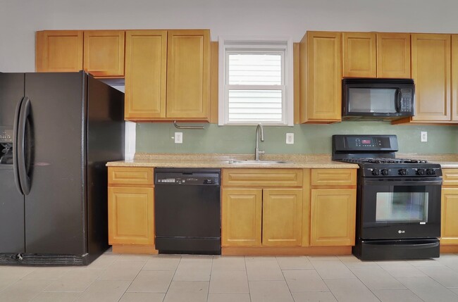 Building Photo - 119 Zabriskie St Unit 3