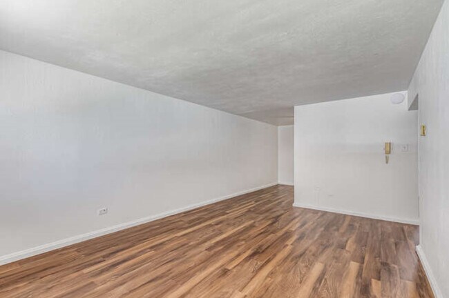 Viscount Living One Bedroom Unit Room - Witt Penn & Viscount Apartments