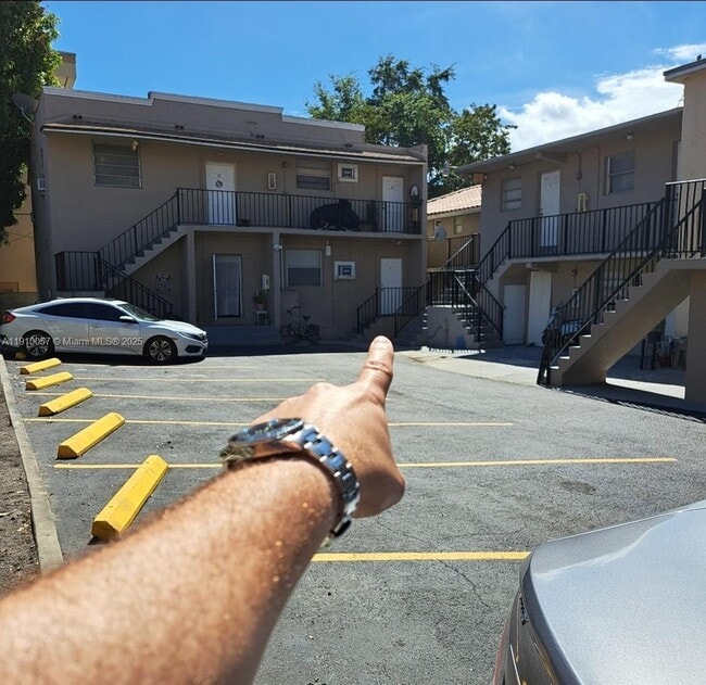 Building Photo - 1362 SW 2nd St Unit 17