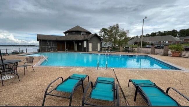 Building Photo - Reservoir living with utilities included for $2200!!