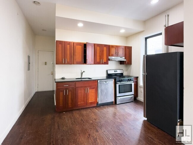 Building Photo - NOSTRAND AVENUE / Spacious 4-bed, 1-bath /... Rental