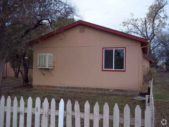 Building Photo - 2108 Fort Wayne St Rental