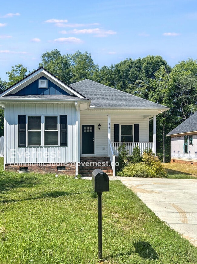 Building Photo - 212 Malvern Dr SW Rental