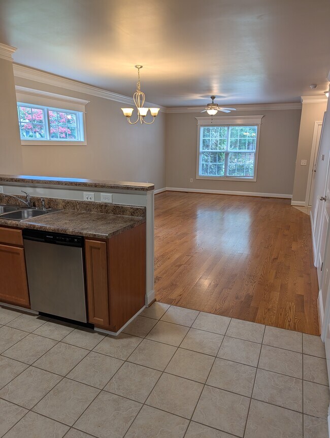 Photo - 1208 James St
