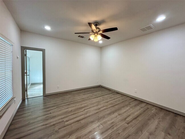 Photo - 8918 Southview St