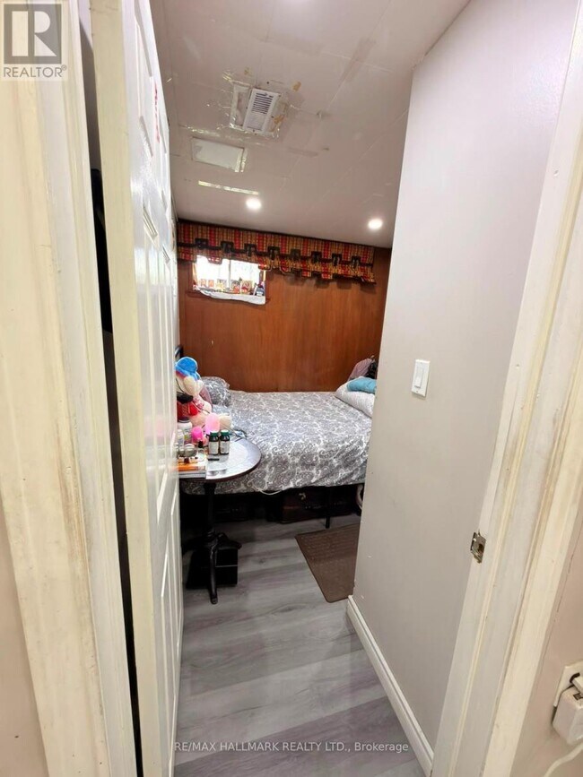 Photo - 240 Vauxhall Dr