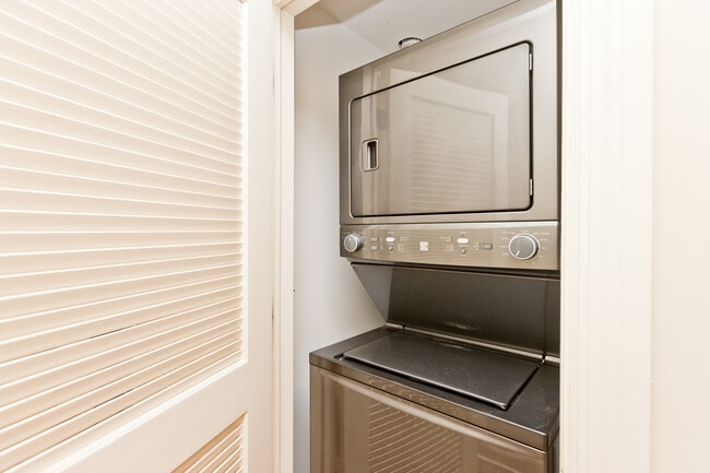 Photo - 2414 W Moffat St Unit 001