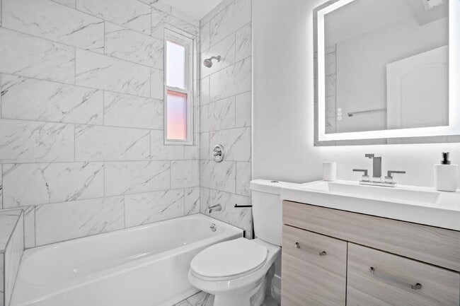 Photo - Urban Living: Spacious 2-Bedroom Haven in the Heart of Chicago! Unit 3R